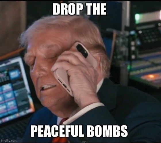 '평화의 폭탄을 투하하라(Drop the Peaceful Bombs)'는 문구가 적힌 패러디물. 엑스(X) 캡처