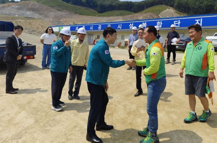 김하균 세종시 행정부시장이 폭염속 건설현장을 찾아 노동자들을 격려하고 있다. / 사진= 자연재난과 제공