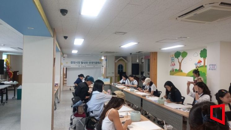 경북 구미대 학생들이 드로잉만들기에 심열을 기울인다.