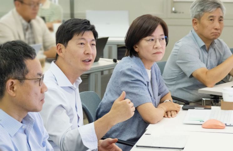 허세홍 GS칼텍스 사장(왼쪽 두번째)이 지난 4일 서울 강남구 GS타워 본사에서 임원들을 대상으로 열린 생성형 AI 교육에 참석해 발언하고 있다. GS칼텍스