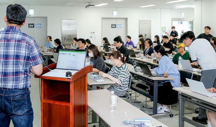 초중고 교사들이 지난 5일 열린 AI융합과학교육 워크숍에서 실습 프로그램에 참여하고 있다. 천재교육