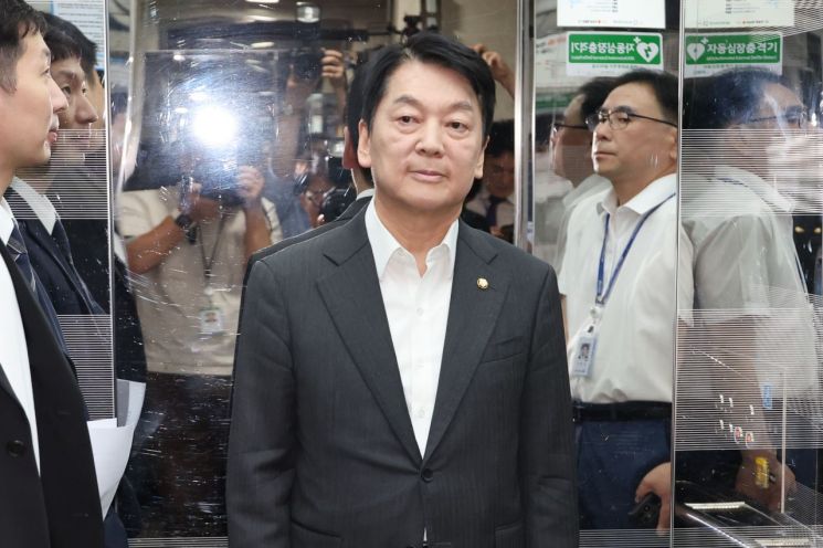 국민의힘 혁신위원장을 맡은 안철수 의원이 7일 서울 여의도 국회 소통관에서 위원장을 사퇴하고 전당대회 출마 의사를 밝혔다. 연합뉴스