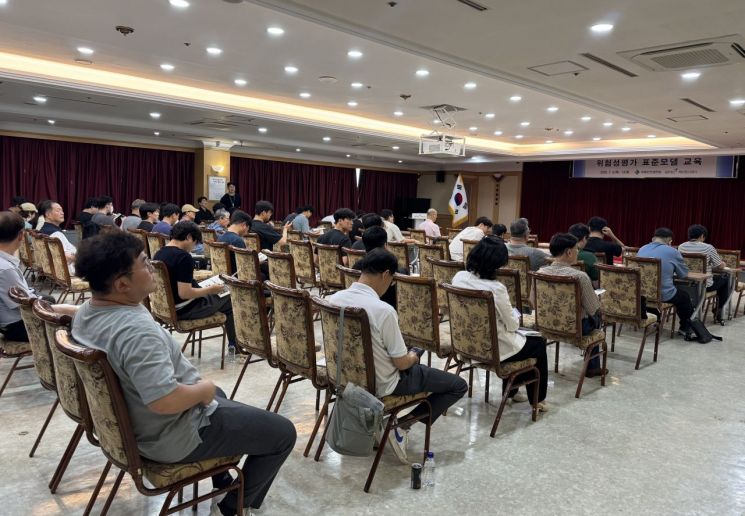 부산도시공사가 국토안전관리원과 함께 건축물 위험성평가 체계 정착을 위한 교육을 실시하고 있다. 부산도시공사 제공