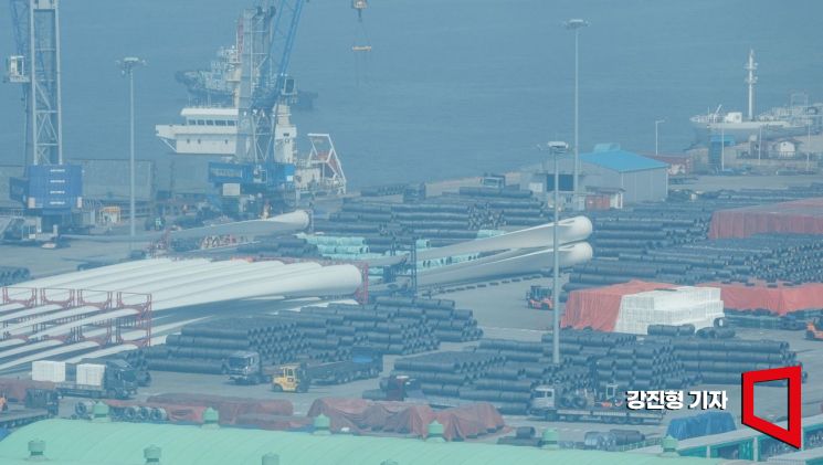 경기 평택항 수출 야적장에 철강 제품이 쌓여 있다. 강진형 기자