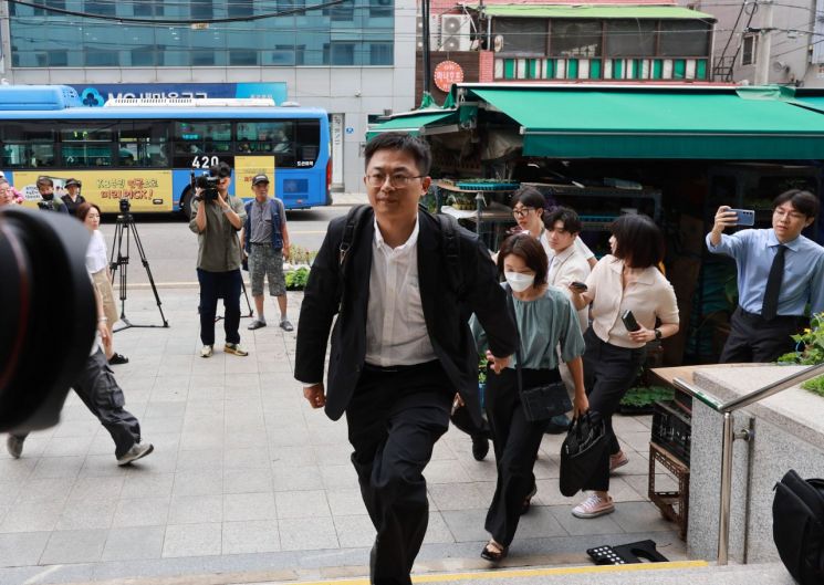 윤석열 전 대통령 배우자 김건희 여사를 둘러싼 각종 의혹을 수사하는 민중기 특별검사팀이 삼부토건에 대해 압수수색에 나선 3일 서울 종로구 삼부토건 사무실이 있는 건물로 수사관들이 향하고 있다. 연합뉴스