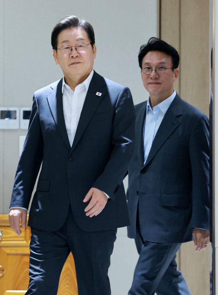 이재명 대통령과 김민석 국무총리가 8일 용산 대통령실에서 국무회의에 입장하고 있다. 2025.7.8 [대통령실통신사진기자단] 연합뉴스