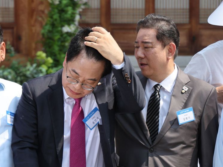 더불어민주당 김병기 당대표 직무대행 겸 원내대표와 국민의힘 송언석 비상대책위원장 겸 원내대표가 8일 서울 여의도 국회 사랑재에서 열린 K-바캉스 캠페인 "K-관광 올여름은 국내로!"에 참석해 기념촬영을 기다리고 있다. 연합뉴스
