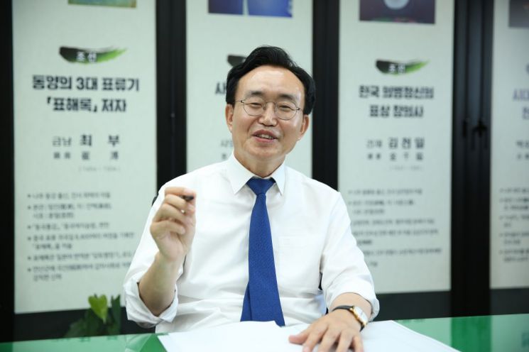윤병태 나주시장이 민선 8기 3주년을 맞아 그동안 걸어온 길에 대한 소회와 함께 앞으로 남은 1년의 시정방향을 설명하고 있다. 나주시 제공