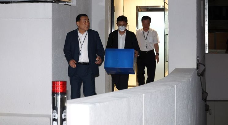민중기 김건희 특별검사팀이 3일 서울 종로구 삼부토건이 입주한 빌딩에서 압수수색을 마친 뒤 압수품을 들고 이동하고 있다. 연합뉴스