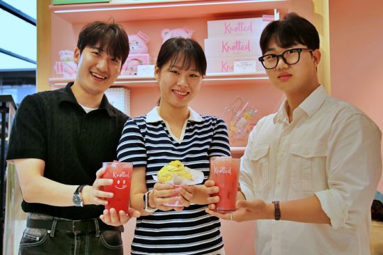 광주신세계, 본관 지하 1층 노티드 매장에서 직원들이 여름한정메뉴인 수박주스, 수박화채, 초당옥수수 크림 도넛을 선보이고 있다. 광주신세계 제공