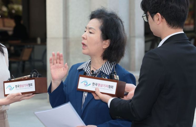 지난 4월29일 김영선 전 국민의힘 의원이 윤석열 전 대통령 부부와 구(舊)여권 정치인 다수가 연루된 공천 개입·여론조사 의혹 관련 조사를 받기 위해 참고인 신분으로 서초구 서울고검으로 들어서며 취재진 질문에 답하고 있다. 연합뉴스