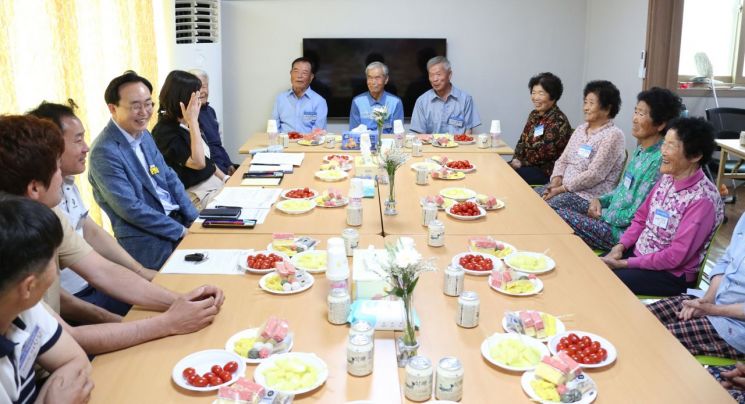 나주시가 전남 최초로 관내 620개 경로당에 입식 테이블과 의자를 보급해 어르신들의 편안하고 안전한 여가 환경을 조성하고 있다. 나주시 제공