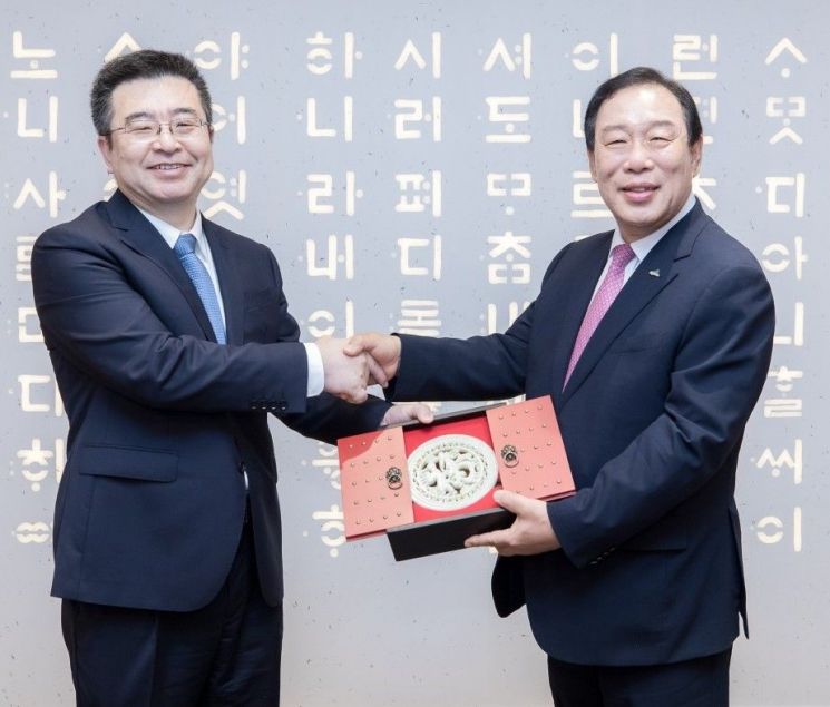 시계방향으로 중국 산시성 천춘지앙 부성장, 최민호 세종특별자치시장 /사진= 기획조정실 대외협력담당관 제공