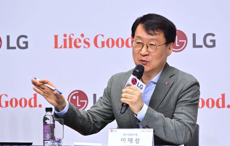 이재성 LG전자 ES사업본부장(부사장)이 8일 서울 강서구 LG사이언스파크에서 열린 기자간담회에서 냉난방 공조(HVAC) 사업 전략 방향과 AI 데이터센터향 솔루션 등을 소개하고 있다. LG전자