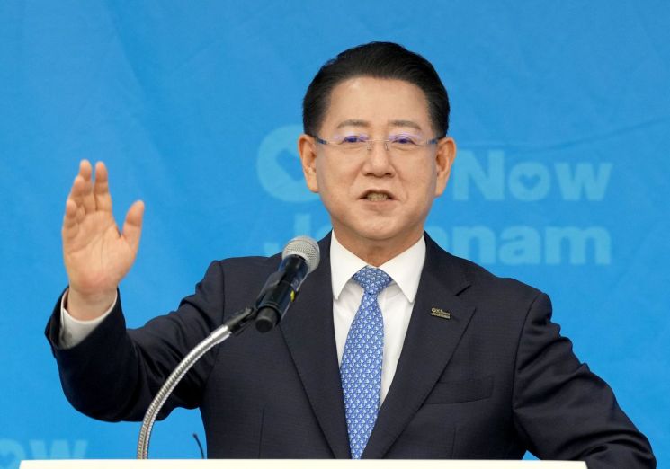 김영록 전라남도지사가 8일 순천 에코그라드호텔에서 민선8기 출범3년 기자간담회를 갖고 '전남동부권 성과와 비전'을 발표하고 있다. 전남도 제공