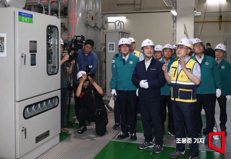 [포토] 신양재변전소 현장점검하는 이호현 차관