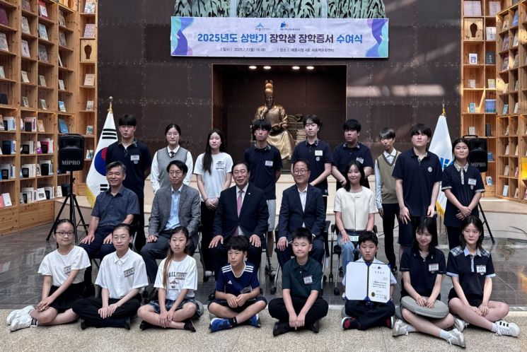 (재)세종인재평생교육진흥원, 상반기 장학생에 '장학증서' 수여