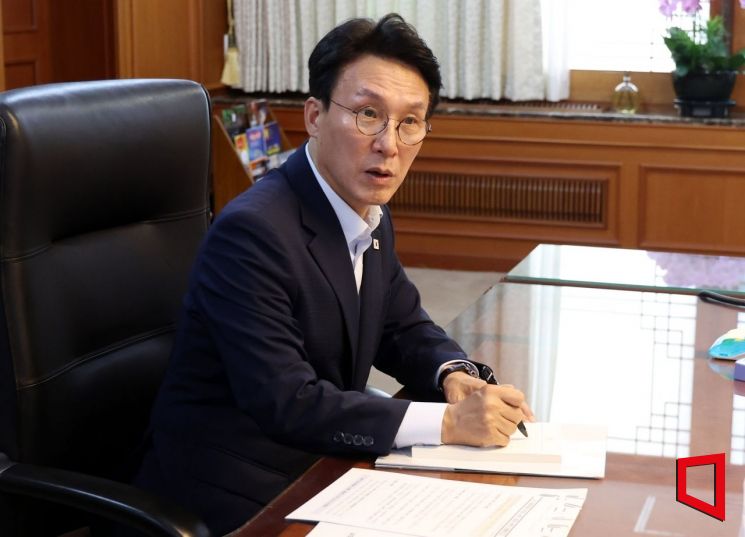 [포토] 업무보는 김민석 국무총리 