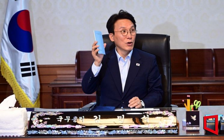 [포토] 집무실에서 업무보는 김민석 총리 