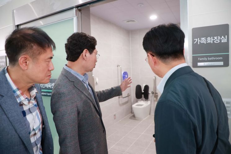 이상일 용인시장이 기흥국민체육센터 개관식 후 장애인 가족을 위해 마련한 가족화장실 시설을 둘러보고 있다. 용인시 제공