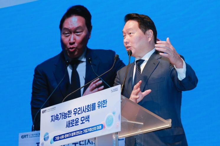 최태원 대한상공회의소 회장이 8일 서울 중구 대한상의에서 열린 '지속가능한 우리 사회를 위한 새로운 모색'을 주제로 한 토론회에 참석해 인사말하고 있다. 연합뉴스