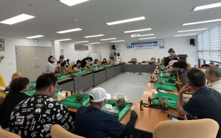 기장군 장안읍이 1인가구 사회관계망 형성지원사업 ‘마주봄'을 진행하고 있다. 기장군 제공