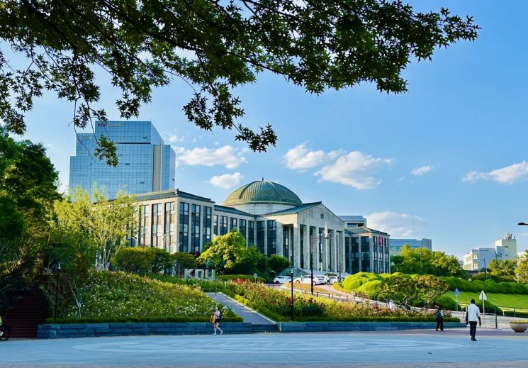 경북대학교 본관 전경.