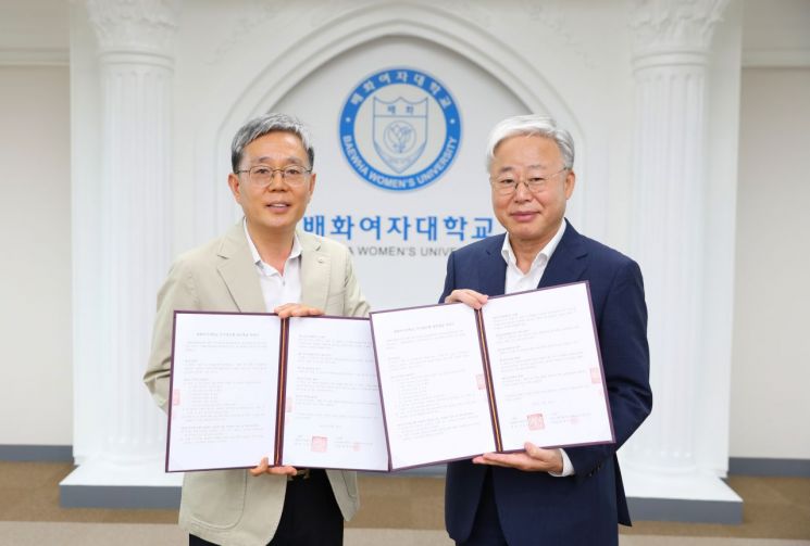 정현범 NH농협은행 서울본부장(왼쪽), 이후천 배화여자대학교 총장. NH농협은행
