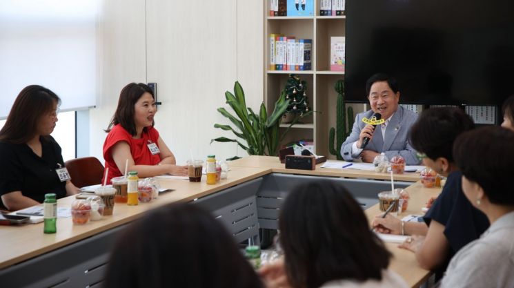 주광덕 남양주시장이 8일 정약용도서관 1층 휴먼북 라이브러리에서 '고등학교 학부모회장단과 함께하는 라이브 토크'를 개최하고 있다. 남양주시 제공