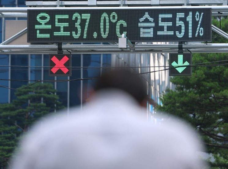 서울 기온이 근대적인 기상관측을 시작한 이래 7월 상순 기온으론 역대 최고치를 기록한 8일 서울 시내의 한 스크린에 '온도 37도'가 표시돼 있다. 연합뉴스