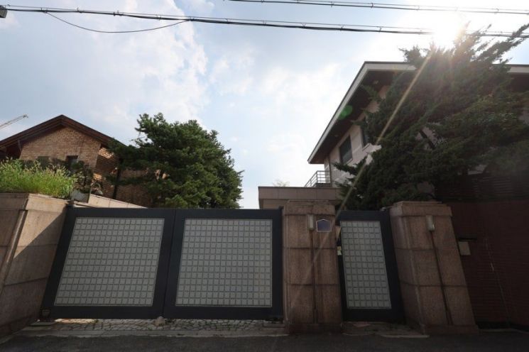 고(故) 이건희 삼성 선대회장이 별세 이후 삼성가에 상속된 서울 용산구 이태원동 단독주택이 최근 228억원에 매각됐다. 연합뉴스