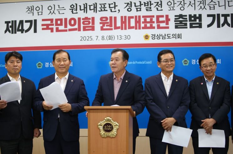 정쌍학 경남도의회 제4기 국민의힘 원내대표가 기자들의 질문에 답하고 있다. 이세령 기자