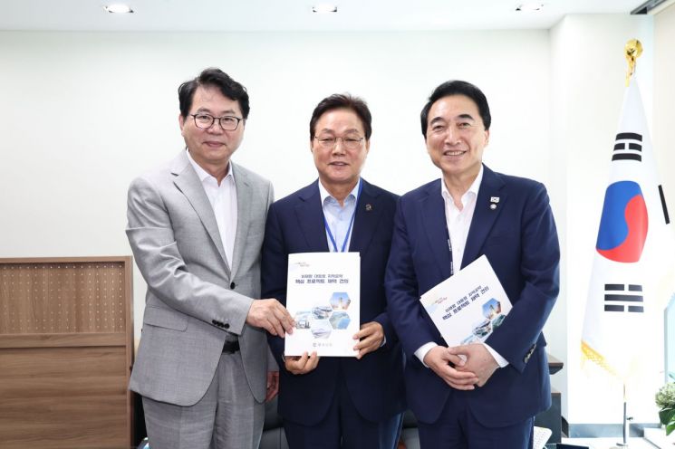 박완수 경남도지사(가운데)가 이한주 국정기획위원회 위원장(왼쪽)과 박수현 국가균형성장특위 위원장에게 지역 현안과 핵심 과제가 담긴 '이재명 대통령의 경남지역 공약 핵심 프로젝트 채택 건의' 책자를 전달하고 있다. 경남도 제공