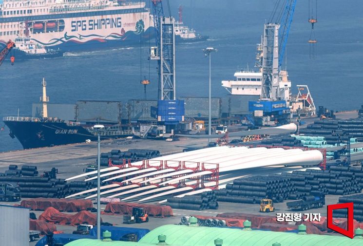 경기 평택항 수출 야적장에 철강 제품이 쌓여 있다. 2025.7.8. 강진형 기자