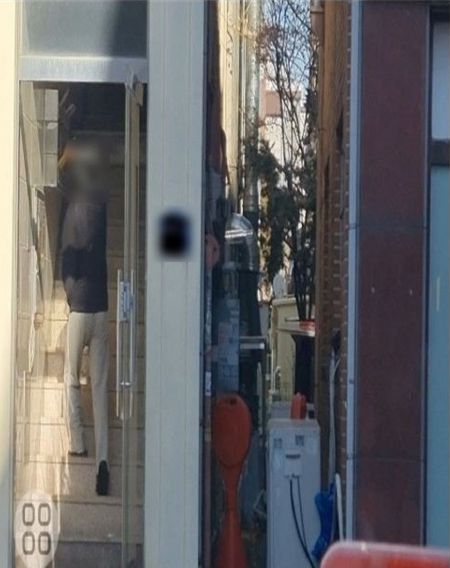 마약조직에 포섭된 20대 청년이 통제배달된 마약류를 우편함에서 수거하고 있다. 관세청 서울본부세관 제공