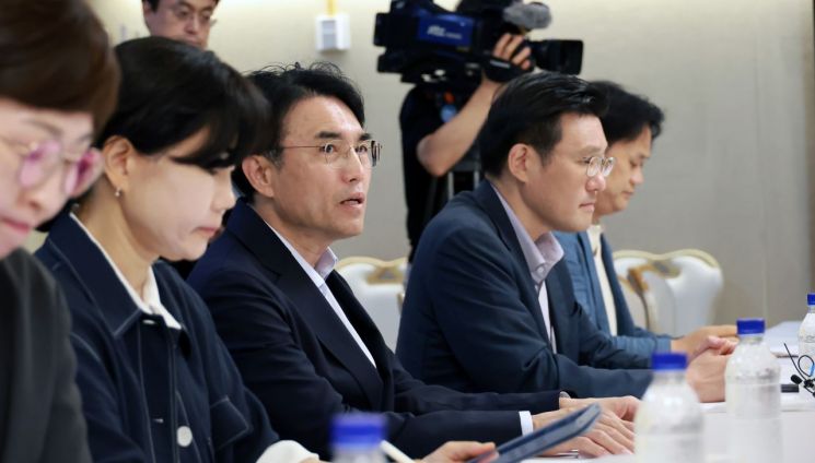 권창준 고용노동부 차관이 9일 정부서울청사에서 노동안전 종합대책 수립을 목적으로 한 범정부 협의체 1차 회의를 주재하며 발언하고 있다. 고용부