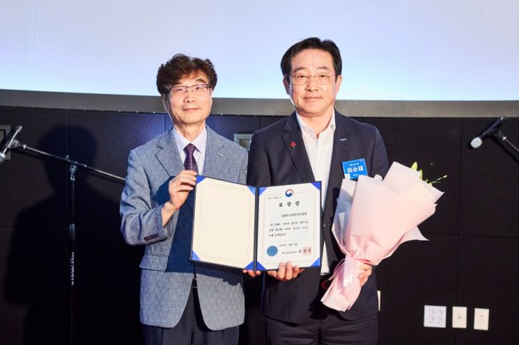과학문화 확산 유공 과기부 장관 표창장 수여,이수태 국립부산과학관 후원회장(우측), 송삼종 국립부산과학관장.