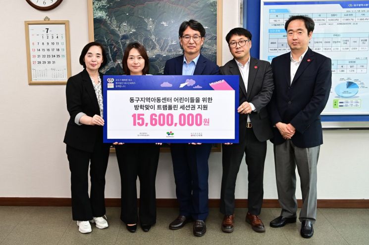 대구신세계백화점이 1560만원을 후원한 뒤 우병운 대구신세계백화점 사회공헌팀 부장(오른쪽), 박용식 사회공헌팀 과장(오른쪽 2번째)이 대구시 동구청 정의관 부구청장(중앙)과 기념촬영을 하고 있다.