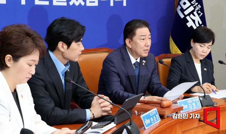 [포토] 김병기 “尹 감옥으로 돌아가고 김건희 국정농단 실체 밝혀야”