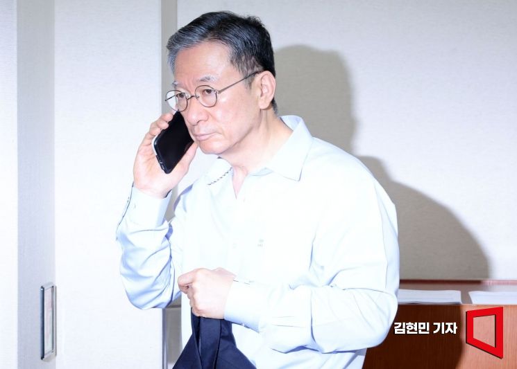 [포토] 기재위 참석하며 누군가와 통화하는 정성호 후보자