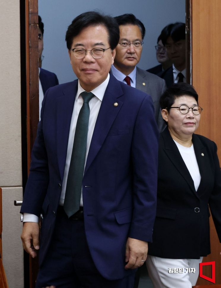 [포토] 기재위 참석하는 송언석-임이자