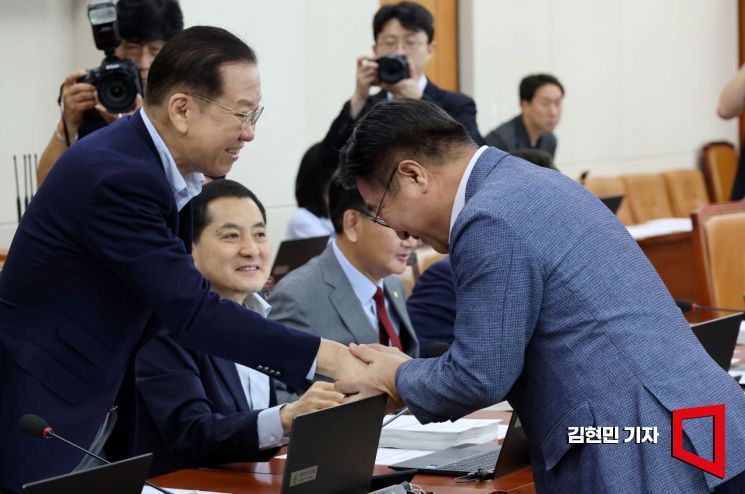[포토] 권영세와 인사하는 윤호중 행안장관 후보자
