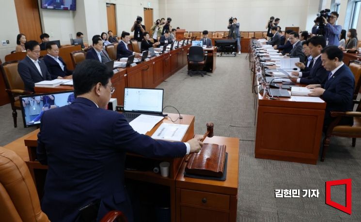 [포토] 의사봉 두드리는 송언석 기재위원장