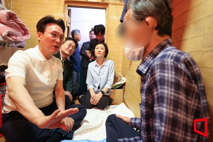 김민석 국무총리가 9일 대전시 동구 쪽방촌을 찾아 주민과 대화하고 있다. 2025.7.9 국무총리실 제공