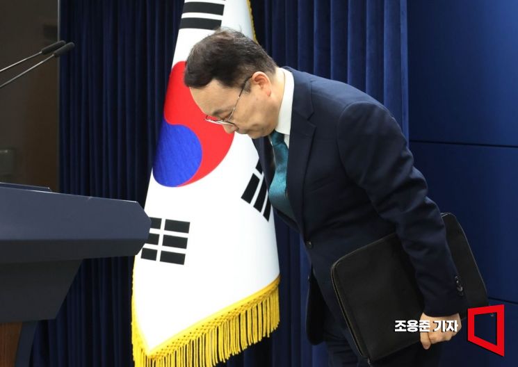 [포토] 인사하는 구병삼 통일부 대변인