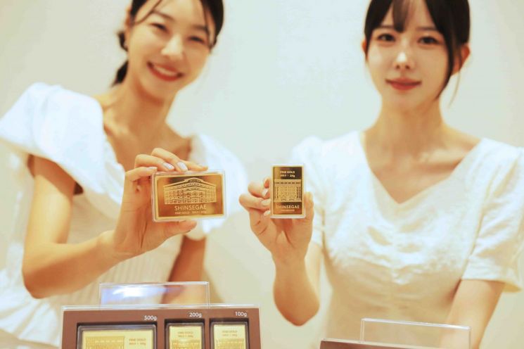 -신세계백화점 본점 골드바. 신세계백화점 제공