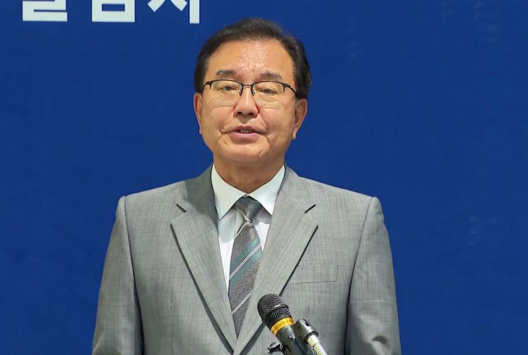순직해병 수사 방해 의혹 사건을 수사하는 이명현 특별검사가 9일 서울 서초구 특검 사무실에서 브리핑을 하고 있다. 이 특검은 이날 항명 혐의로 재판받는 박정훈 전 해병대 수사단장(대령)에 대한 형사재판 항소 취하를 결정했다고 밝혔다. 연합뉴스