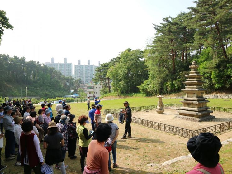 '전통문화지도사' 교육생들이 문화답사 프로그램에 참여하고 있다. 국립민속박물관회