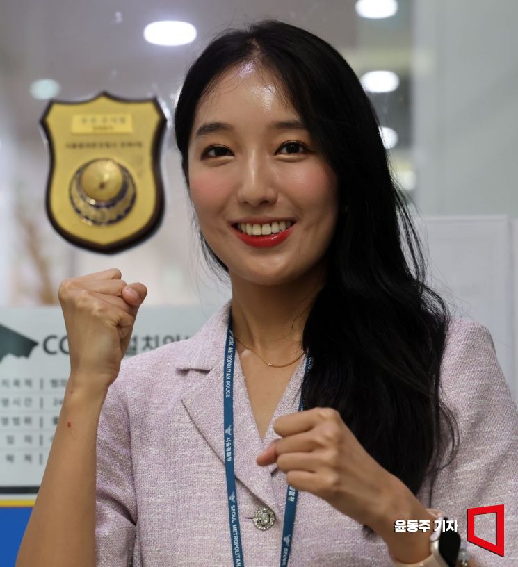 황수진 서울 동대문경찰서 수사관이 경제부문 수사로 받은 우수 수사팀 명패 앞에서 파이팅을 다지며 포즈를 취하고 있다. 황수진 수사관이 속한 경제4팀은 경제분야 수사에서 탁월한 성과를 보여주고 있다. 윤동주 기자