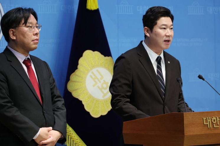 국민의힘 소장파 모임 '언더73'의 진종오 의원이 9일 서울 여의도 국회 소통관에서 당 혁신을 요구하는 기자회견을 하고 있다. 연합뉴스
